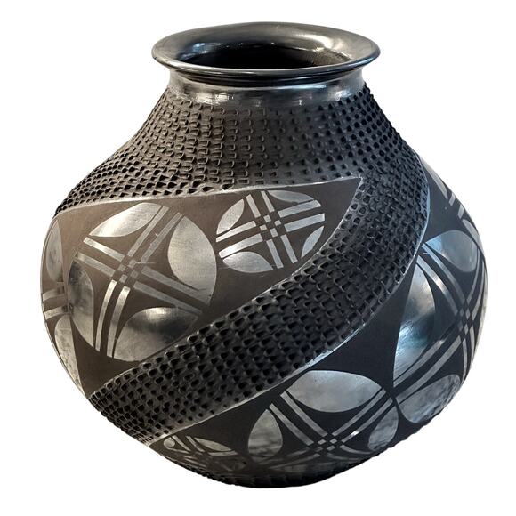 Lucio Soto Mata Ortiz 10" Black on Black Incised Pottery Vessel-Mexico-Stunning! - Picture 1 of 15